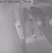 [Vídeo] Jovem tenta roubar motocicleta mas é detido pelas vítimas, em Arapiraca 