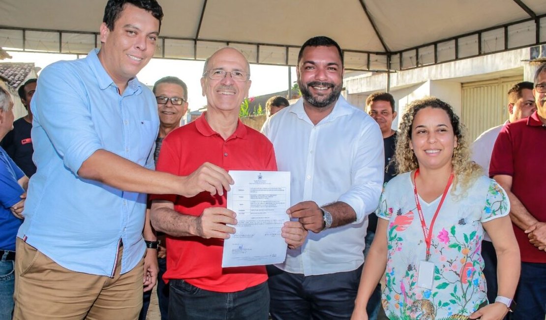 Prefeito Ronaldo Lopes assina ordem de serviço para pavimentação de rua na Vila Matias