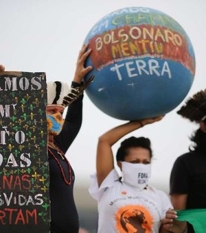 Grupo protesta contra política ambiental bolsonarista no DF