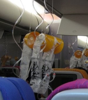 Por que você deve vestir a máscara de oxigênio primeiro quando a cabine do avião despressurizar