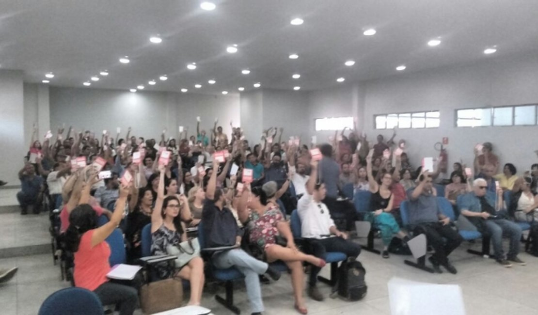 Professores da Ufal realizam assembleia e entram em greve por tempo indeterminado
