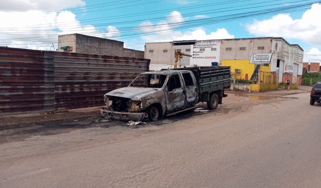 [Vídeo] Caminhonete de empresa de internet pega fogo ao sair de oficina mecânica em Arapiraca