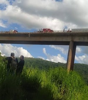 Um mês após acidente com ônibus alagoano, caminhão com duas pessoas cai da mesma ponte