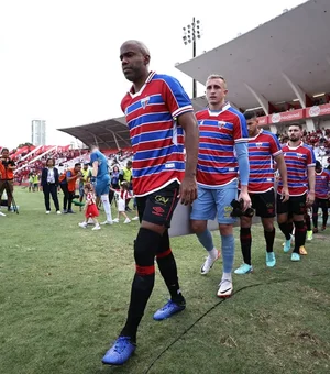 Jogadores do Sport entram em campo com camisa do Fortaleza após atentado