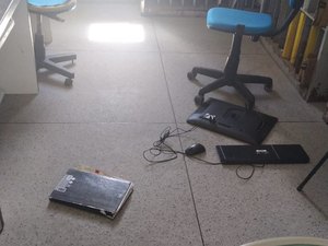 Homem invade Centro de Saúde, ameaça servidoras e causa danos em Arapiraca
