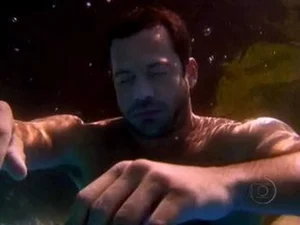 Quinzé sofre atentado, e Griselda surta ao ver filho afogado na piscina