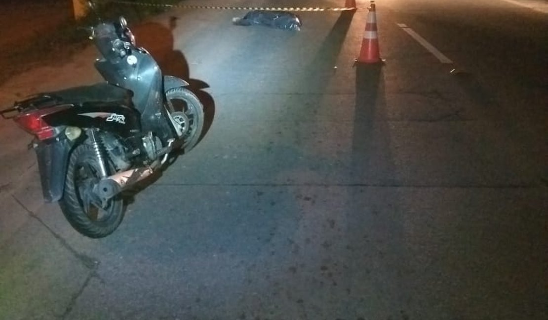 Motociclista sem capacete morre após passar por lombada na AL-101 Sul
