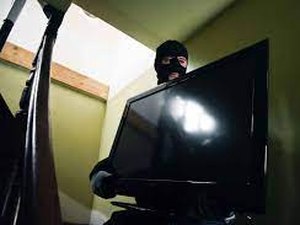 Criminoso invade residência e furta televisão e botijão de gás
