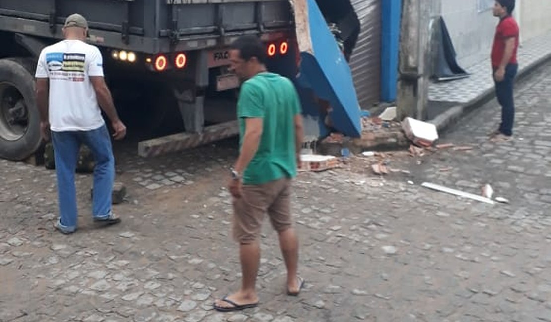 Residência é atingida por carreta em Porto Calvo