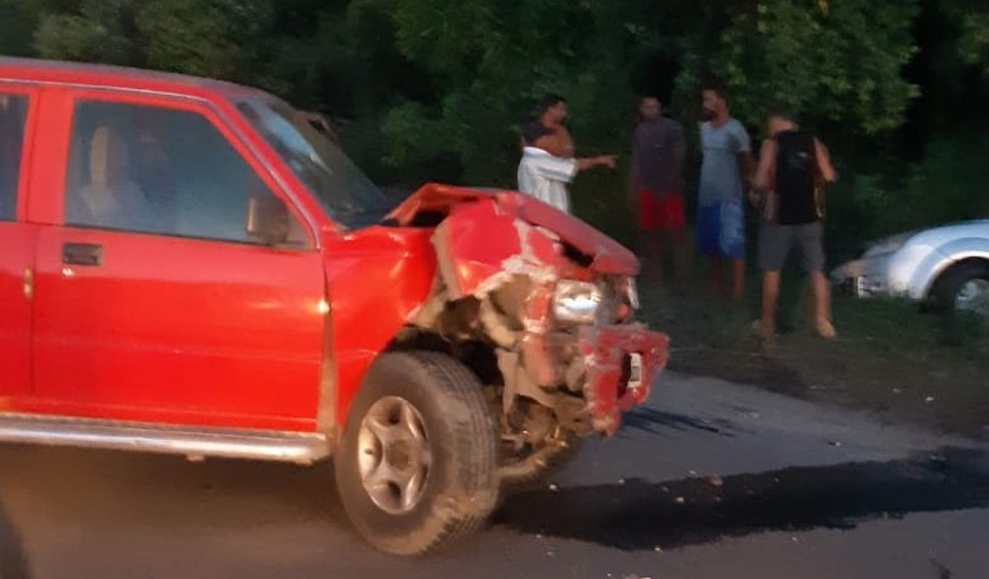 Colisão entre carro e moto resulta em três vítimas em Matriz de Camaragibe