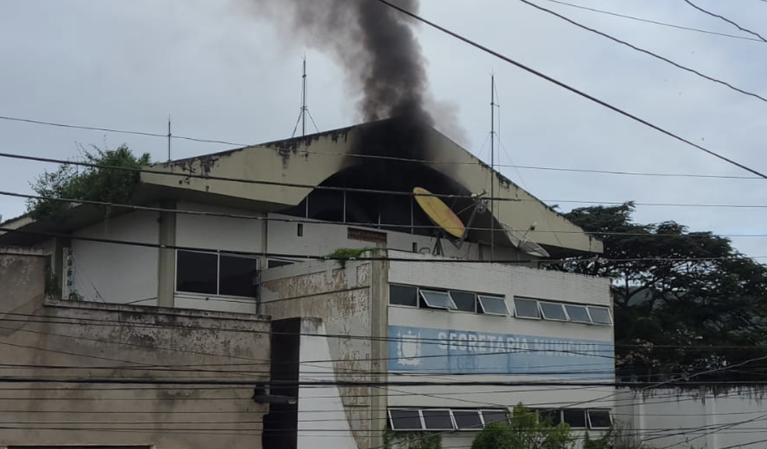 [Vídeo] Prédio abandonado da antiga agência do Banco do Brasil pega fogo em Traipu