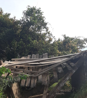 Ponte de madeira desaba na Zona rural de Pindoba