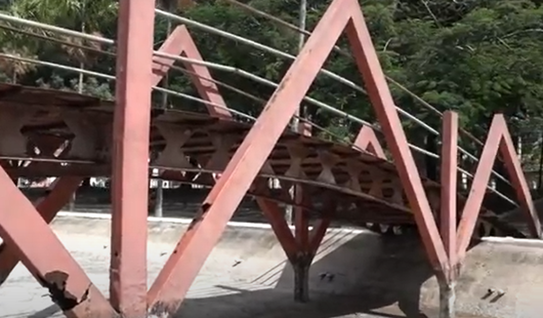[Vídeo] Estrutura de ponte no Parque Ceci Cunha preocupa usuários do espaço de lazer