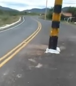 Bizarro: postes são instalados no meio da pista em rodovia estadual