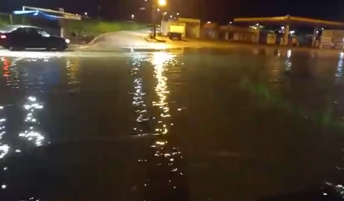 [Vídeo] Lagoa transborda e invade rodovia na entrada da Vila Canaã
