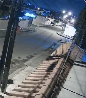 Câmeras de segurança flagram assalto na Ponta da Terra, em Maceió