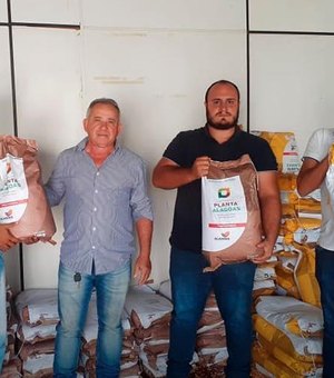 Prefeitura de Limoeiro de Anadia distribui sementes para pequenos agricultores