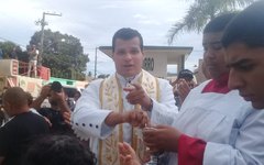 Padre Pedro no momento da benção aos cavaleiros e amazonas na comunidade de Massaranduba