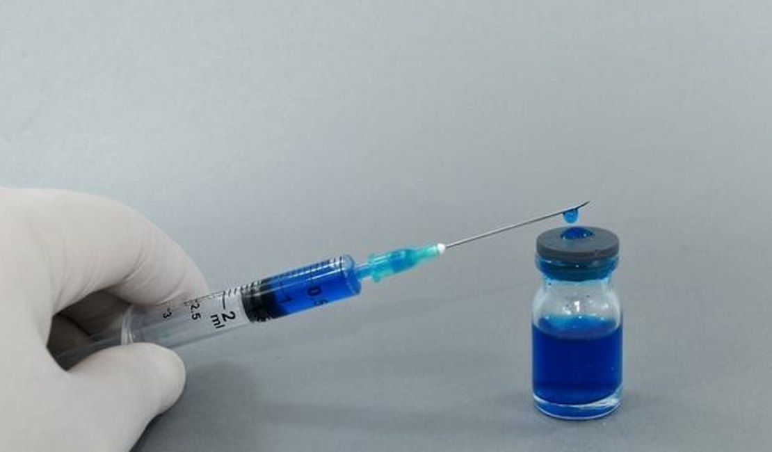 Vacina de Oxford se mostrou segura na 1ª fase de testes, diz estudo