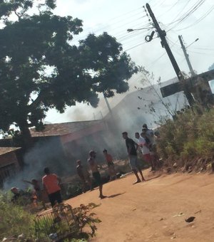 [Vídeo] Moradores dos povoados Barro Vermelho e Cangandu queimam pneus em protesto à falta de água