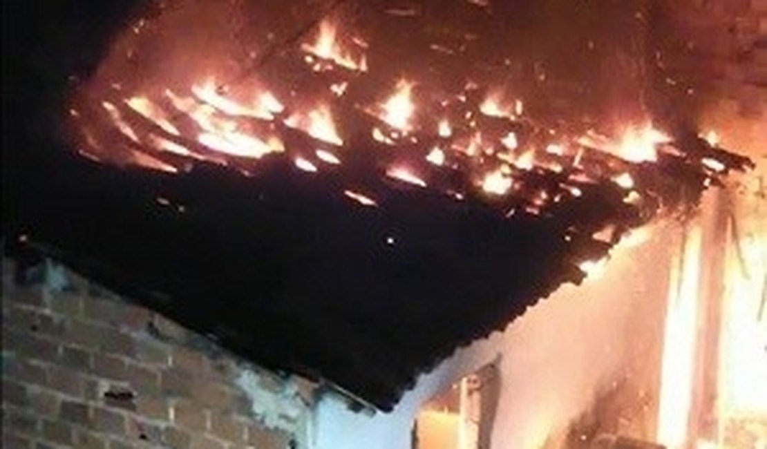 Incêndio atinge residência na parte alta de Maceió