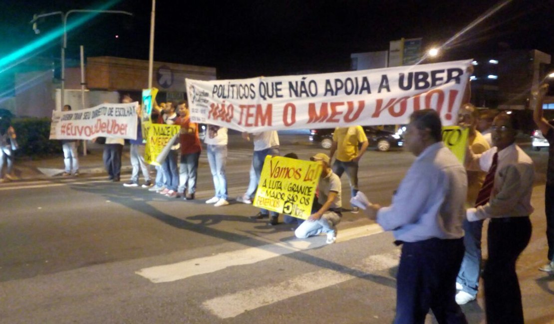 Motoristas do Uber protestam contra projeto de regulamentação do serviço