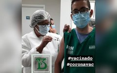 Willames Soares comemora a vacinação