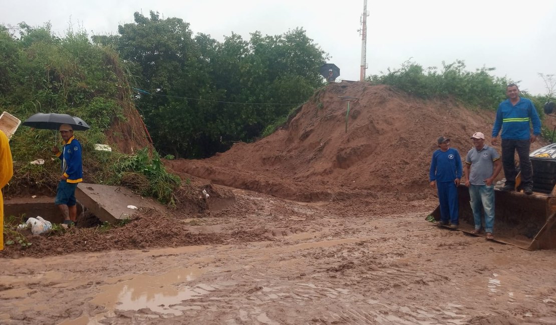[Vídeo] Prefeitura remove trecho da linha férrea para escoamento da água da chuva no bairro Brasiliana