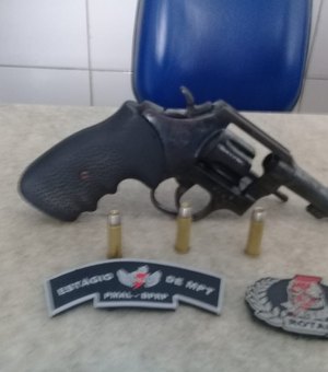 Jovem é preso com revólver com numeração raspada na Chã do Bebedouro 