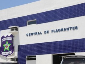 Polícia apreende armas e suspeitos fogem pela porta dos fundos de residência