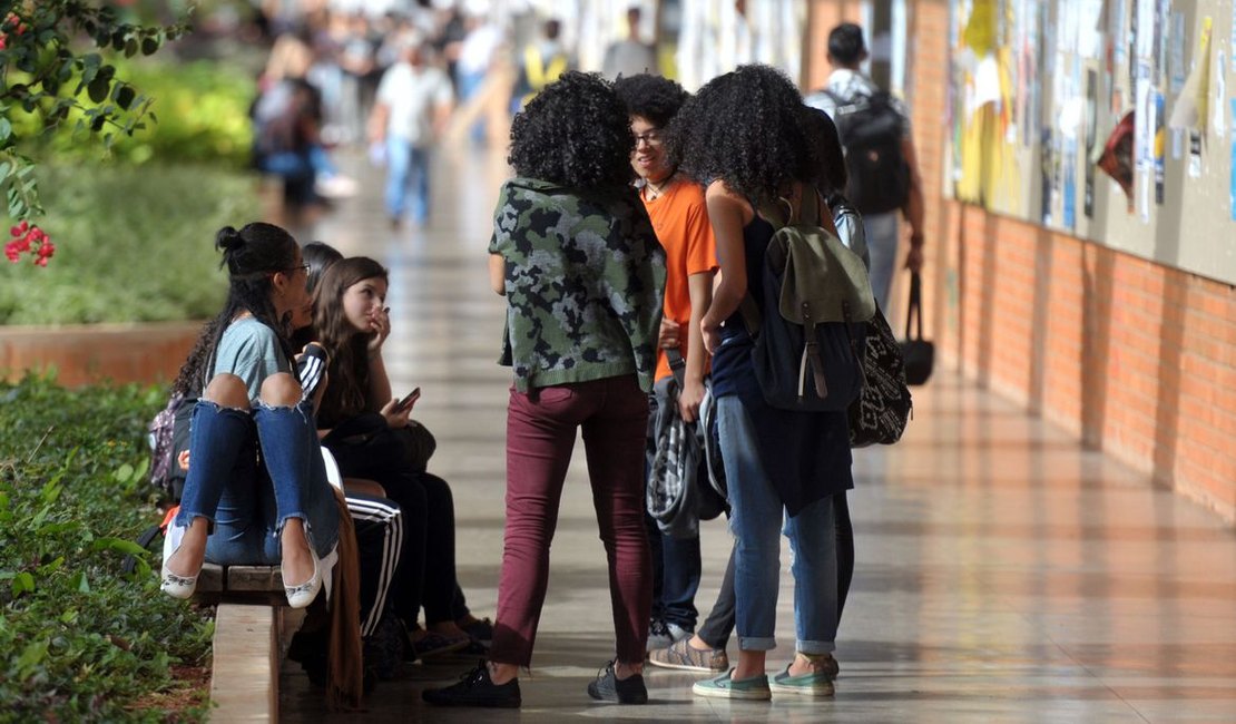 Estudantes com Fies podem suspender parcelas a partir desta segunda (6) nos bancos