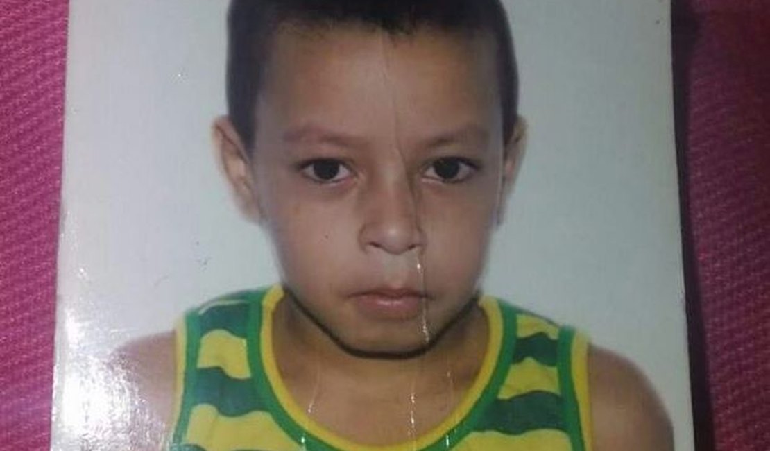 Polícia investiga morte de criança de oito anos encontrada carbonizada em matagal