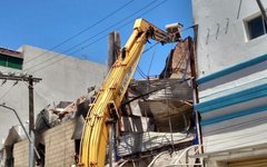 Demolição de lojas em Maceió