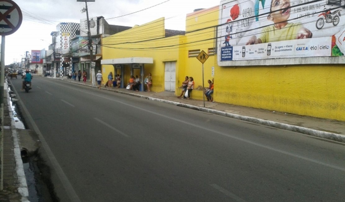 Pais de alunos são multados na faixa azul em Arapiraca