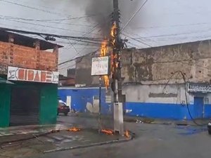 [Vídeo] Fiação de poste pega fogo no bairro Tabuleiro do Martins
