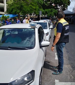 SMTT autua taxistas por abandono de veículo em Maceió