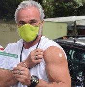 Aos 54 anos, Mateus Carrieri recebe 2ª dose da vacina contra covid-19
