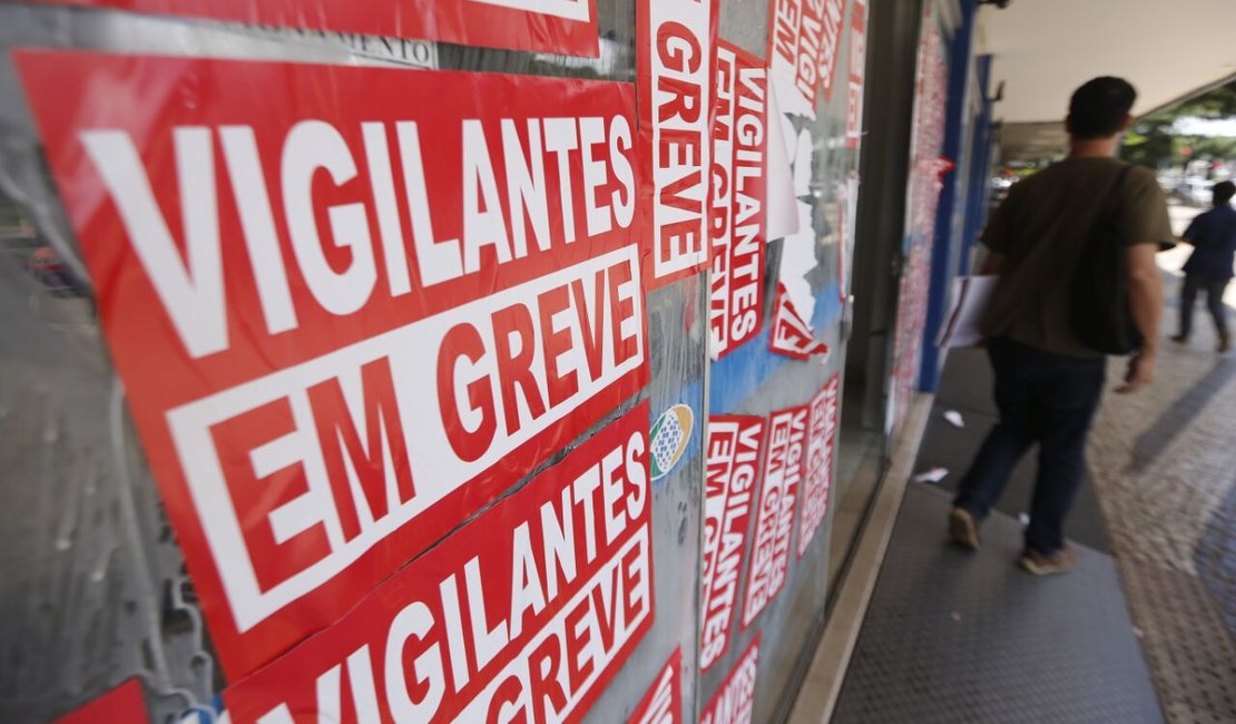 Vigilantes paralisam atividades e agências bancárias fecham as portas em Maceió