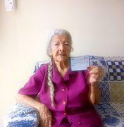 Mãe de jornalista Arapiraquense é  vacinada contra Covid-19, aos 92 anos
