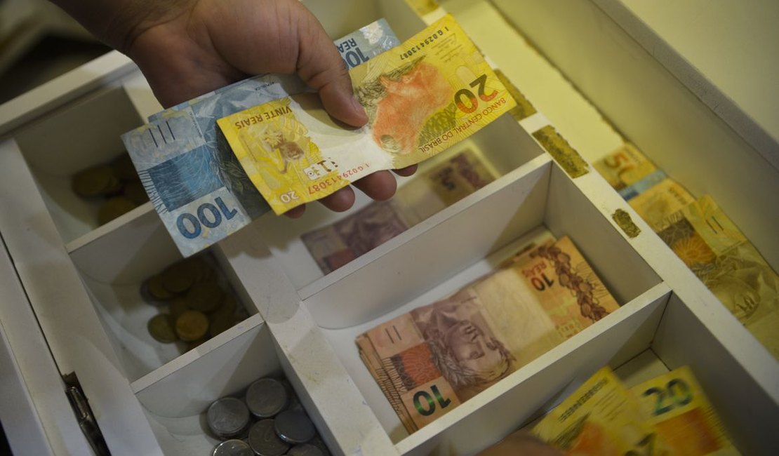 Brasileiros usam cada vez menos dinheiro em espécie, diz Banco Central