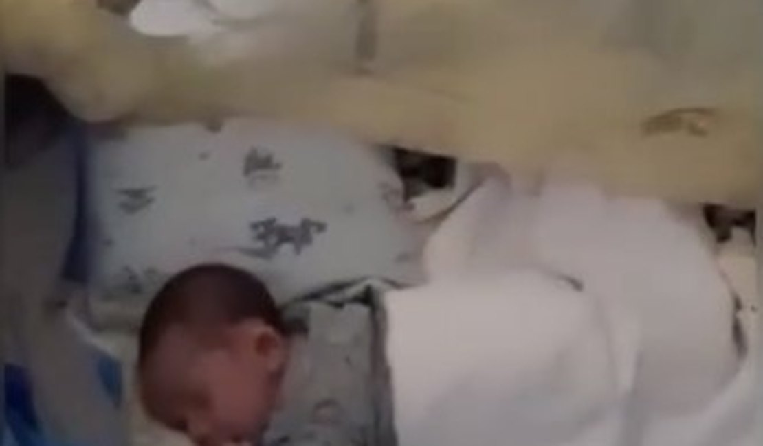 [Vídeo] Após morte da mãe, pai pede ajuda para criar bebê recém-nascido