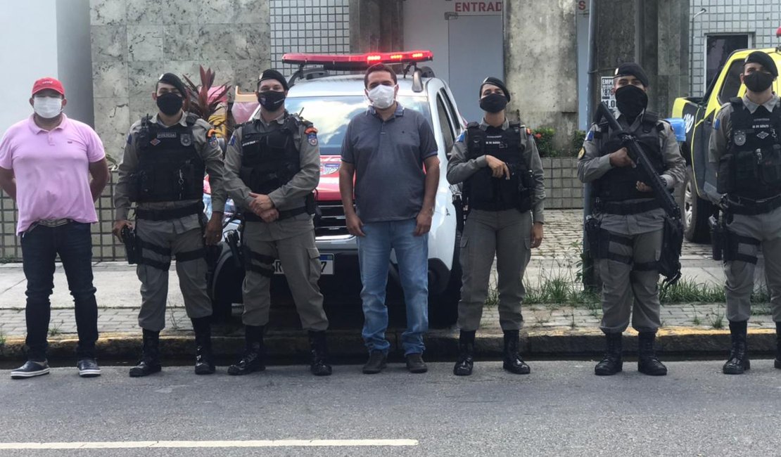 Policiais de Alagoas recepcionam militar recuperado da Covid-19