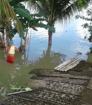 [Vídeo] Devido às chuvas, lagoa enche e água invade residências em Rio Largo 