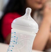 Bebês ingerem 1,5 mi de partículas de microplástico por dia em mamadeiras
