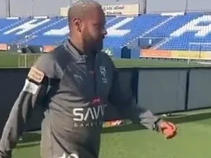 Neymar volta aos treinos no Al-Hilal, e aparência do jogador repercute na web
