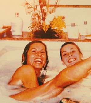 Foto de Vera Fischer em banheira com atriz da Globo dá o que falar