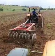 Prefeitura beneficia agricultores com aragem de mais de 5.500 tarefas de terra