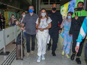 Anitta deixa o Brasil após fim de semana no país