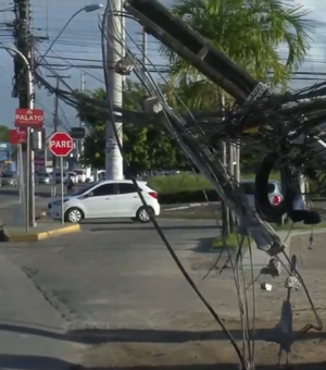 Carro colide com poste e deixa trânsito lento na Avenida Menino Marcelo
