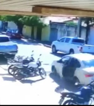 Menino de 12 anos pula de carro em movimento para fugir da polícia após roubar táxi